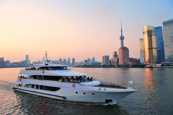 Cruise travellers with luggage